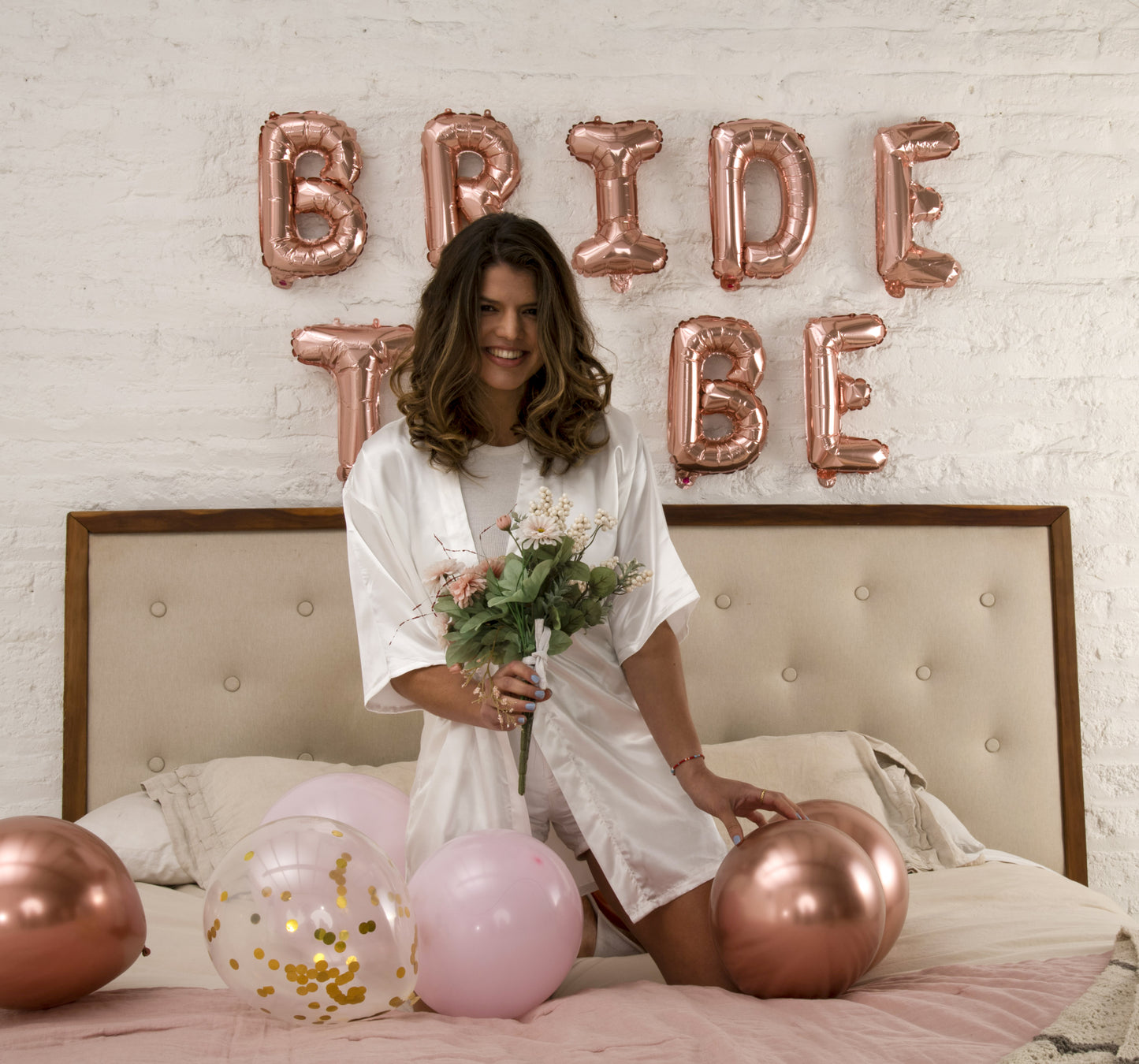 Bata "Bride" Blanca de Satín Bordada