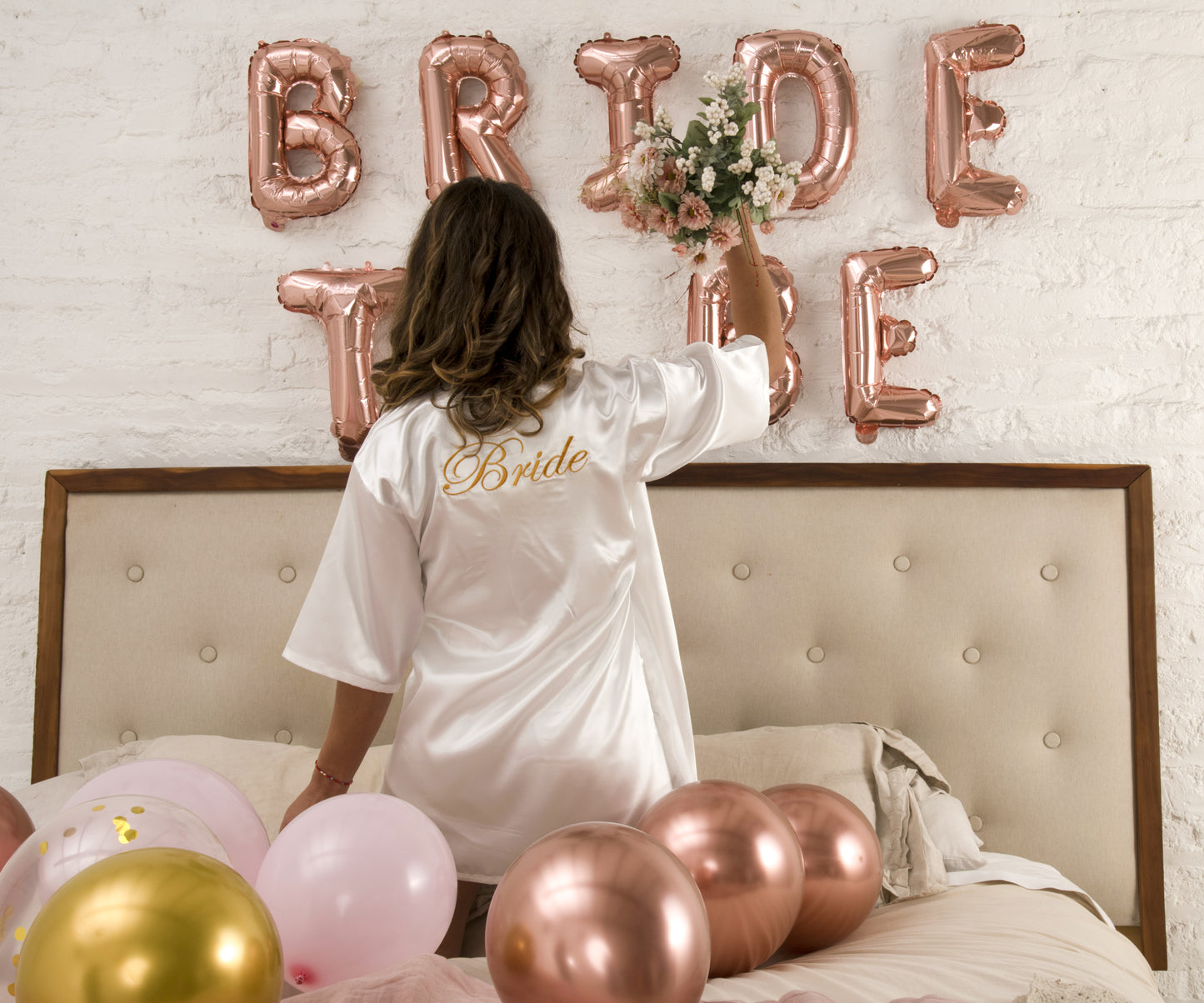 Bata "Bride" Blanca de Satín Bordada