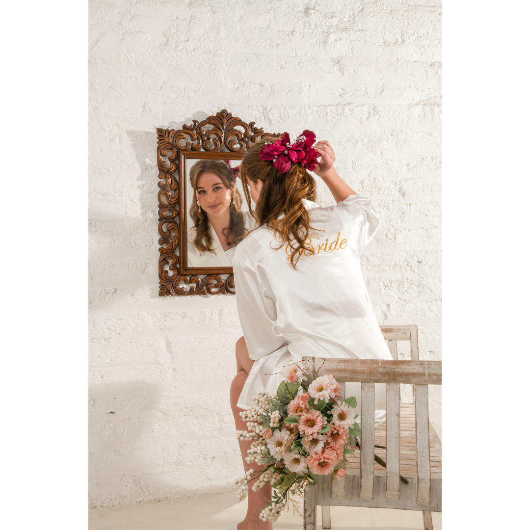 Bata "Bride" Blanca de Satín Bordada