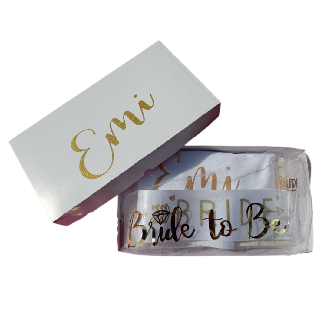 Caja Blanca  Blanco brillante Nombre de la novia estampado en la tapa en dorado glitter
