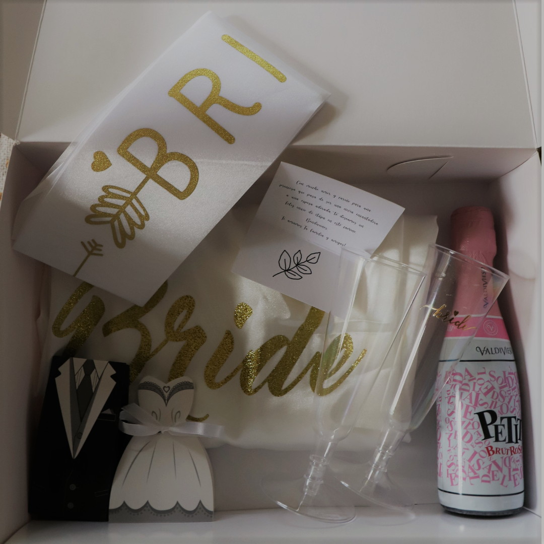 Caja Blanca  Blanco brillante Nombre de la novia estampado en la tapa en dorado glitter